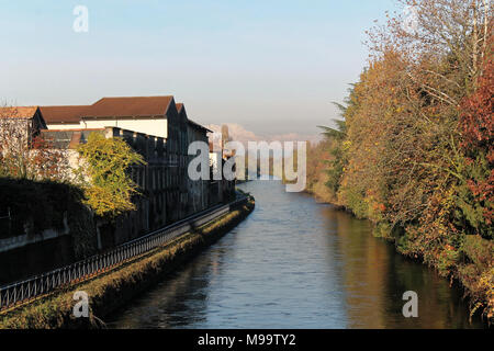 Wasser Kanal (Channel) und Reflexionen von Bäumen und Gebäuden in Robbecoo sul Naviglio, Italien Stockfoto