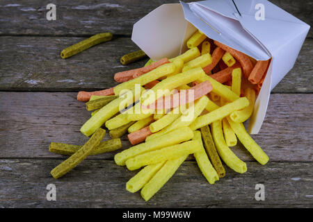 Mais Chips mit pikanter Sauce auf den Tisch close-up. horizontale Ansicht von oben Nahaufnahme von einem Haufen appetitlich Mais Chips Stockfoto