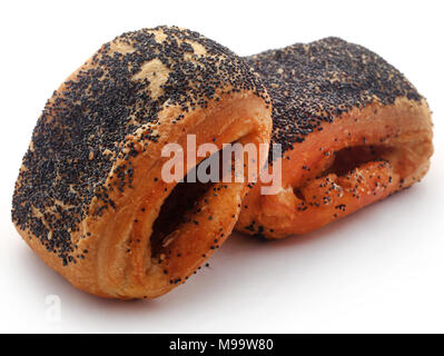 Dänische Brot mit Mohn auf weißem Hintergrund Stockfoto