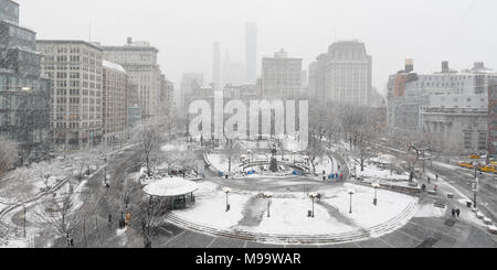 New York City, NY, USA - 21. März 2018: Union Square Park im Winter unter Schneefall. Manhattan Stockfoto