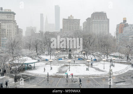 New York City, NY, USA - 21. März 2018: Union Square Park im Winter mit Schneefall. Midtown, Manhattan Stockfoto