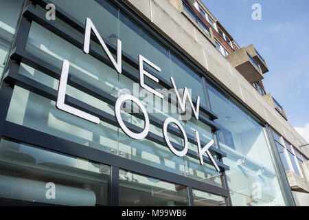 Die Außenfassade des Neuen Store auf Hammersmith King Street, London, UK Suchen Stockfoto