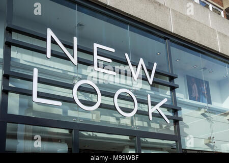 Die Außenfassade des Neuen Store auf Hammersmith King Street, London, UK Suchen Stockfoto