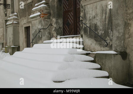 Treppen unter dem Schnee Stockfoto