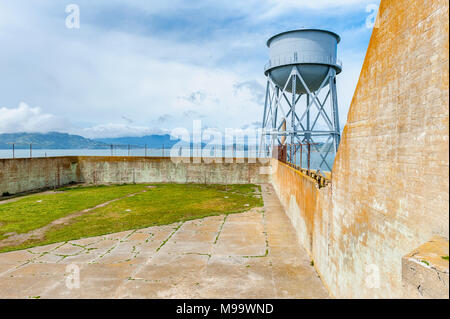 Übung Hof auf Alcatraz Island, San Francisco, USA. Alcatraz war ein bundesgefängnis von 1934 bis 1963 und ist heute ein Museum. Stockfoto