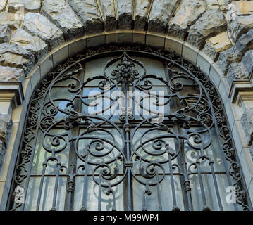 20. November 2017, LVIV, UKRAINE: Eine antike schmiedeeiserne Gitter, eine dekorative Sicherheitselement. Ein altes Gitter am Fenster eines alten Hauses mit das Stockfoto