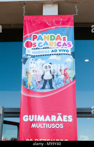 Konzert Poster der Band für Kinder Os Caricas in Multiusos Arena von Guimaraes, Portugal. Sehr populäre Band, Teil des Canal Panda Kabelkanal Stockfoto