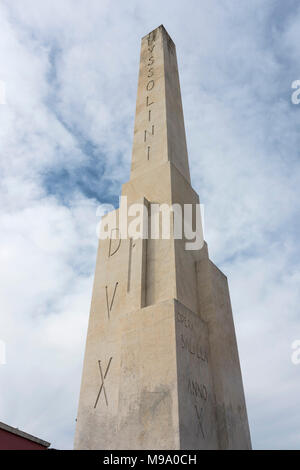 Rom. Italien. Obelisk am Eingang des Foro Italico, der insciption 'Mussolini Dux" tragen. Das Denkmal wurde nach ein Angebot eines riesigen erstellt Stockfoto