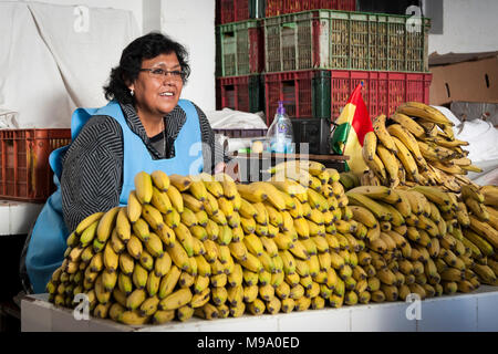 SUCRE, BOLIVIEN - August 07, 2017: Unbekannter bolivianischen Verkäufer Verkauf von Obst und Gemüse am Central Market in Sucre, Bolivien Stockfoto