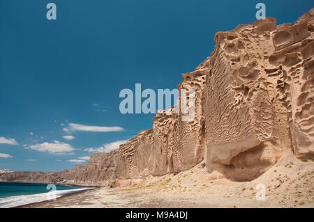 Schwarzer Sand strand Vlichada auf Santorin Stockfoto