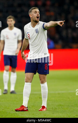 Amsterdam, Niederlande. 23 Mär, 2018. Jordan Henderson von England Gesten während der freundlich zwischen den Niederlanden und England an der Johan Cruyff Arena am 23. März 2018 in Amsterdam, Niederlande. (Foto von Daniel Chesterton/phcimages.com) Credit: PHC Images/Alamy leben Nachrichten Stockfoto