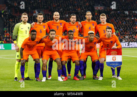 Amsterdam, Niederlande. 23 Mär, 2018. Niederlande Line up vor dem Freundschaftsspiel zwischen den Niederlanden und England an der Johan Cruyff Arena am 23. März 2018 in Amsterdam, Niederlande. (Foto von Daniel Chesterton/phcimages.com) Credit: PHC Images/Alamy leben Nachrichten Stockfoto