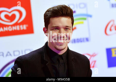 23 März 2018, Deutschland, Rust: Nico Santos nimmt an der Verleihung des Radio Regenbogen (lit. Regenbogen) Auszeichnungen bei den Themenpark Europa-Park. Er erhielt den "Newcomer national 2017" ausgezeichnet. Foto: Uwe Anspach/dpa Stockfoto