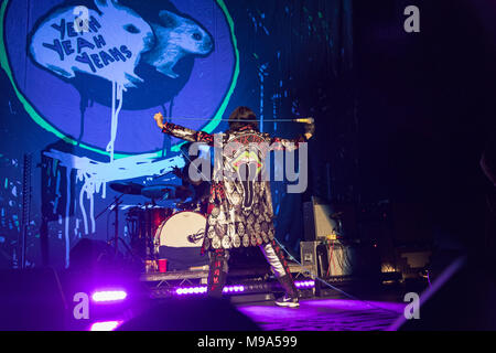 25. Oktober 2017 - Die Yeah Yeah Yeahs am Fonda Theater in Hollywood, CA, feiert die Neuauflage ihrer Aufzeichnung Fieber zu erzählen (Credit Bild: © Greg Chow über ZUMA Draht) Stockfoto