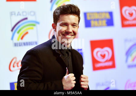 23 März 2018, Deutschland, Rust: Nico Santos nimmt an der Verleihung des Radio Regenbogen (lit. Regenbogen) Auszeichnungen bei den Themenpark Europa-Park. Er erhielt den "Newcomer national 2017" ausgezeichnet. Foto: Uwe Anspach/dpa Stockfoto
