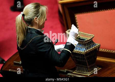 Rom, Italien. 23. März, 2018. Urne Roma 23/03/2018. Prima seduta Al Senato dopo Le elezioni. Rom 23. März 2018. Senat. Erste Sitzung des Senats nach den Wahlen. Foto Samantha Zucchi Insidefoto Credit: insidefoto Srl/Alamy leben Nachrichten Stockfoto