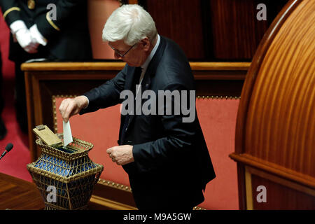 Rom, Italien. 23. März, 2018. Paolo Romani Roma 23/03/2018. Prima seduta Al Senato dopo Le elezioni. Rom 23. März 2018. Senat. Erste Sitzung des Senats nach den Wahlen. Foto Samantha Zucchi Insidefoto Credit: insidefoto Srl/Alamy leben Nachrichten Stockfoto