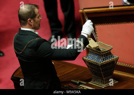 Rom, Italien. 23. März, 2018. Urna Roma 23/03/2018. Prima seduta Al Senato dopo Le elezioni. Rom 23. März 2018. Senat. Erste Sitzung des Senats nach den Wahlen. Foto Samantha Zucchi Insidefoto Credit: insidefoto Srl/Alamy leben Nachrichten Stockfoto