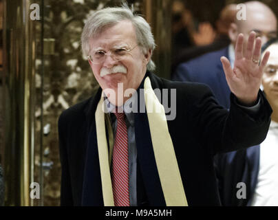 März 23, 2018 - (Foto) - John Bolton, ist mit dem Namen National Security Advisor. Im Bild: Dezember 2, 2016 - New York, New York, USA - ehemaliger Botschafter der Vereinigten Staaten bei den Vereinten Nationen John Bolton Wellen nach einem Treffen mit Präsident elect Donald Trump im Trump Tower. Foto: Justin Lane/Pool/CNP/ZUMA Draht/Alamy leben Nachrichten Stockfoto