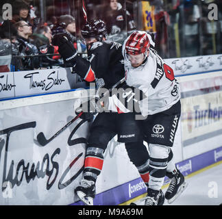 Deutschland, NŸrnberg, Arena NŸrnberger Versicherung, 23.03.2018, Eishockey - DEL Playoffs Viertelfinale, Spiel 5 - Thomas Sabo Ice Tigers vs. Kšlner Haie - Bild: (von L-R) Patrick Buzas (Ice Tigers, #21) an Bord von Moritz (MŸller Kšlner Haie, Nr. 91) Foto: HMB Medien/Ryan Credit: Ryan Evans/Alamy leben Nachrichten Stockfoto