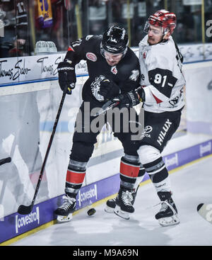 Deutschland, NŸrnberg, Arena NŸrnberger Versicherung, 23.03.2018, Eishockey - DEL Playoffs Viertelfinale, Spiel 5 - Thomas Sabo Ice Tigers vs. Kšlner Haie - Bild: (von L-R) Patrick Buzas (Ice Tigers, #21) an Bord von Moritz (MŸller Kšlner Haie, Nr. 91) Foto: HMB Medien/Ryan Credit: Ryan Evans/Alamy leben Nachrichten Stockfoto