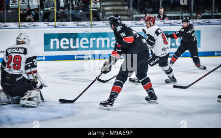 Deutschland, NŸrnberg, Arena NŸrnberger Versicherung, 23.03.2018, Eishockey - DEL Playoffs Viertelfinale, Spiel 5 - Thomas Sabo Ice Tigers vs. Kšlner Haie - Bild: (von L-R): 1 Ziel des Spiels Schuß von Dane Fox (Ice Tigers, Nr. 74); 1:0 in Führung, Ice Tigers. Foto: HMB Medien/Ryan Credit: Ryan Evans/Alamy leben Nachrichten Stockfoto