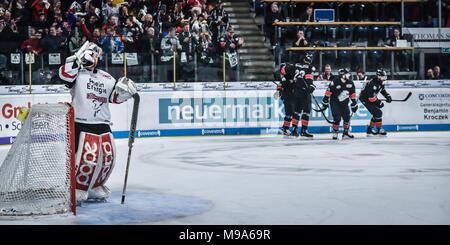 Deutschland, NŸrnberg, Arena NŸrnberger Versicherung, 23.03.2018, Eishockey - DEL Playoffs Viertelfinale, Spiel 5 - Thomas Sabo Ice Tigers vs. Kšlner Haie - Bild: (von L-R): 1 Ziel des Spiels Schuß von Dane Fox (Ice Tigers, Nr. 74); 1:0 in Führung, Ice Tigers. Foto: HMB Medien/Ryan Credit: Ryan Evans/Alamy leben Nachrichten Stockfoto