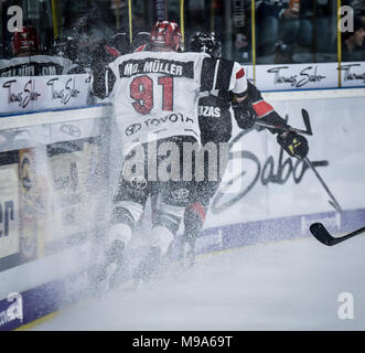 Deutschland, NŸrnberg, Arena NŸrnberger Versicherung, 23.03.2018, Eishockey - DEL Playoffs Viertelfinale, Spiel 5 - Thomas Sabo Ice Tigers vs. Kšlner Haie - Bild: (von L-R) Moritz (MŸller Kšlner Haie, #91) über ein guter Erfolg auf den Brettern beim Versuch, Puck Besitz zu erlangen. Foto: HMB Medien/Ryan Credit: Ryan Evans/Alamy leben Nachrichten Stockfoto