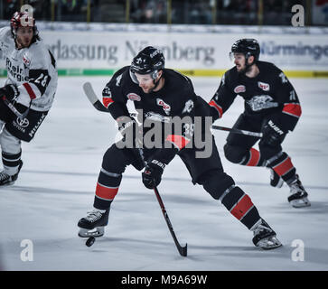Deutschland, NŸrnberg, Arena NŸrnberger Versicherung, 23.03.2018, Eishockey - DEL Playoffs Viertelfinale, Spiel 5 - Thomas Sabo Ice Tigers vs. Kšlner Haie - Bild: (von L-R) David Steckel (Ice Tigers, Nr. 39) Einstellung th Puck vor der Aufnahme die Ice Tigers 2 Ziel des Spiels 5. Foto: HMB Medien/Ryan Credit: Ryan Evans/Alamy leben Nachrichten Stockfoto