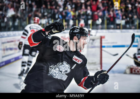 Deutschland, NŸrnberg, Arena NŸrnberger Versicherung, 23.03.2018, Eishockey - DEL Playoffs Viertelfinale, Spiel 5 - Thomas Sabo Ice Tigers vs. Kšlner Haie - Bild: (von L-R) David Steckel (Ice Tigers, Nr. 39) feiert sein Ziel, dass sein Team eine 2:0 Leitung spät in der 1. Periode gab. Foto: HMB Medien/Ryan Credit: Ryan Evans/Alamy leben Nachrichten Stockfoto