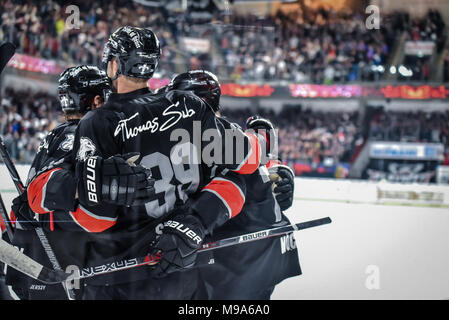 Deutschland, NŸrnberg, Arena NŸrnberger Versicherung, 23.03.2018, Eishockey - DEL Playoffs Viertelfinale, Spiel 5 - Thomas Sabo Ice Tigers vs. Kšlner Haie - Bild: (von L-R) NŸrnberger Ice Tigers Feiern nach dem 2:0 Ziel, Ziel von David Steckel (Ice Tigers, Nr. 39). Foto: HMB Medien/Ryan Credit: Ryan Evans/Alamy leben Nachrichten Stockfoto