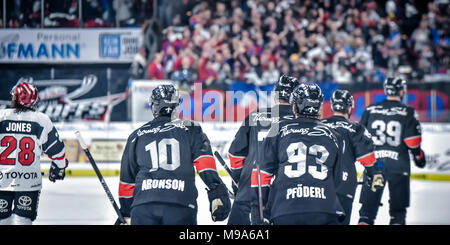 Deutschland, NŸrnberg, Arena NŸrnberger Versicherung, 23.03.2018, Eishockey - DEL Playoffs Viertelfinale, Spiel 5 - Thomas Sabo Ice Tigers vs. Kšlner Haie - Bild: (von L-R) NŸrnberger Ice Tigers Feiern nach dem 2:0 Ziel, Ziel von David Steckel (Ice Tigers, Nr. 39). Foto: HMB Medien/Ryan Credit: Ryan Evans/Alamy leben Nachrichten Stockfoto