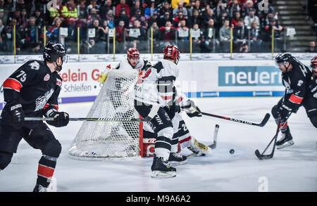 Deutschland, NŸrnberg, Arena NŸrnberger Versicherung, 23.03.2018, Eishockey - DEL Playoffs Viertelfinale, Spiel 5 - Thomas Sabo Ice Tigers vs. Kšlner Haie - Bild: (von L-R) Keeper Gustaf Wesslau (Kšlner Haie, #29) verweigern mehrere Nähe Schüsse von der NŸrnberger Handlung. Foto: HMB Medien/Ryan Credit: Ryan Evans/Alamy leben Nachrichten Stockfoto