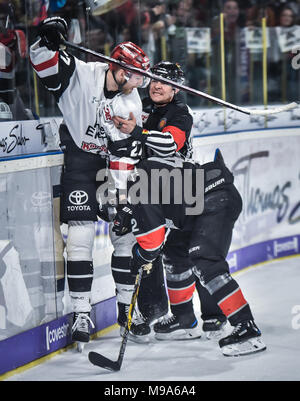 Deutschland, NŸrnberg, Arena NŸrnberger Versicherung, 23.03.2018, Eishockey - DEL Playoffs Viertelfinale, Spiel 5 - Thomas Sabo Ice Tigers vs. Kšlner Haie - Bild: (von L-R) Pascal Zerressen (Kšlner Haie, #27) und Yasin Ehliz (Ice Tigers, #42) Getting Off-Einstellung Strafen für Schruppen nach der Pfeife. Foto: HMB Medien/Ryan Credit: Ryan Evans/Alamy leben Nachrichten Stockfoto