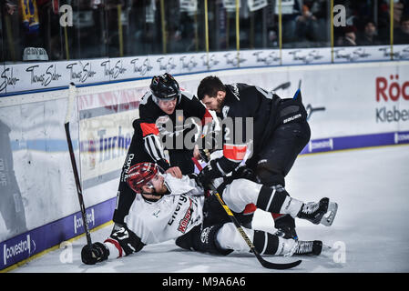 Deutschland, NŸrnberg, Arena NŸrnberger Versicherung, 23.03.2018, Eishockey - DEL Playoffs Viertelfinale, Spiel 5 - Thomas Sabo Ice Tigers vs. Kšlner Haie - Bild: (von L-R) Pascal Zerressen (Kšlner Haie, #27) und Yasin Ehliz (Ice Tigers, #42) Getting Off-Einstellung Strafen für Schruppen nach der Pfeife. Foto: HMB Medien/Ryan Credit: Ryan Evans/Alamy leben Nachrichten Stockfoto