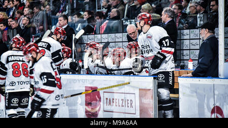 Deutschland, NŸrnberg, Arena NŸrnberger Versicherung, 23.03.2018, Eishockey - DEL Playoffs Viertelfinale, Spiel 5 - Thomas Sabo Ice Tigers vs. Kšlner Haie - Bild: Cheftrainer Peter Draisaitl (Kšlner Haie) spricht mit seinem Team direkt nach einer Zeile ändern. Foto: HMB Medien/Ryan Credit: Ryan Evans/Alamy leben Nachrichten Stockfoto