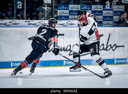 Deutschland, NŸrnberg, Arena NŸrnberger Versicherung, 23.03.2018, Eishockey - DEL Playoffs Viertelfinale, Spiel 5 - Thomas Sabo Ice Tigers vs. Kšlner Haie - Bild: (von L-R) Brett Festerling (Ice Tigers, 2.), Sebastian Uvira (Kšlner Haie, #93) Foto: HMB Medien/Ryan Credit: Ryan Evans/Alamy leben Nachrichten Stockfoto