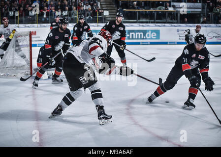 Deutschland, NŸrnberg, Arena NŸrnberger Versicherung, 23.03.2018, Eishockey - DEL Playoffs Viertelfinale, Spiel 5 - Thomas Sabo Ice Tigers vs. Kšlner Haie - Bild: Alexandre Bolduc (Kšlner Haie, Nr. 49) versucht, eine zurück, um eine zählende Wahrscheinlichkeit zu setzen. Foto: HMB Medien/Ryan Credit: Ryan Evans/Alamy leben Nachrichten Stockfoto