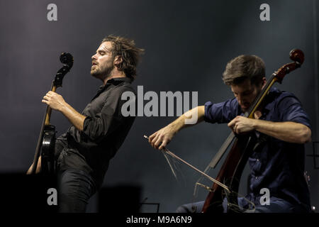 Zagreb, Kroatien. 23 Mär, 2018. Luka Sulic (R) und Stjepan Hauser, Mitglieder der Kroatischen Cellisten Duo" 2 Celli", während ihr Konzert in Zagreb, Hauptstadt Kroatiens, am 23. März 2018. Credit: Davor Puklavec/Xinhua/Alamy leben Nachrichten Stockfoto