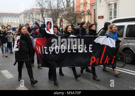 Warschau, Polen. 23. März, 2018. Leute sorgen Proteste gegen geplante Anti- - Abtreibung Gesetzentwurf geworbene von zivilen Initiative im polnischen Parlament. Die Frage der Trennung von Staat und Religion war auch gehalten, als Katholische Kirche war einer der wichtigsten Faktoren der politischen Entscheidungen. Stockfoto