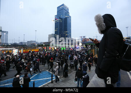 Warschau, Polen. 23. März, 2018. Leute sorgen Proteste gegen geplante Anti- - Abtreibung Gesetzentwurf geworbene von zivilen Initiative im polnischen Parlament. Die Frage der Trennung von Staat und Religion war auch gehalten, als Katholische Kirche war einer der wichtigsten Faktoren der politischen Entscheidungen. Stockfoto