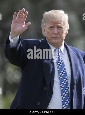 Washington, District of Columbia, USA. 23 Mär, 2018. Präsidenten der Vereinigten Staaten Donald J. Trumpf Wellen in der Presse als Er bereitet das Weiße Haus in Washington, DC am Freitag, 23. März 2018. Credit abzuweichen: Ron Sachs/CNP Credit: Ron Sachs/CNP/ZUMA Draht/Alamy leben Nachrichten Stockfoto