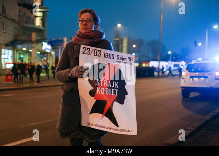 Warschau, Polen. 23. März, 2018. Leute sorgen Proteste gegen geplante Anti- - Abtreibung Gesetzentwurf geworbene von zivilen Initiative im polnischen Parlament. Die Frage der Trennung von Staat und Religion war auch gehalten, als Katholische Kirche war einer der wichtigsten Faktoren der politischen Entscheidungen. Stockfoto