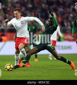 Wroclaw, Polen. 23 Mär, 2018. Arkadiusz Milik (L) von Polen Mias mit Wilfred Ndidi von Nigeria in einem internationalen Freundschaftsspiel zwischen Polen und Nigeria in Wroclaw, Polen, am 23. März 2018. Nigeria gewann 1:0. Credit: Jaap Arriens/Xinhua/Alamy leben Nachrichten Stockfoto