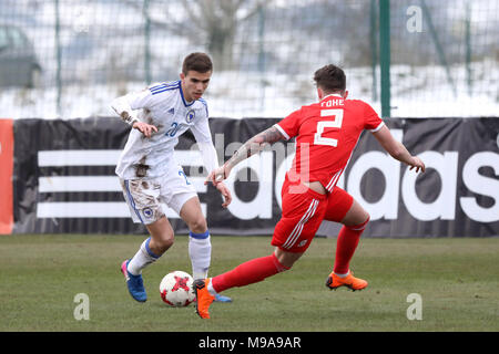 Zenica, Bosnien und Herzegowina. 23 Mär, 2018. Ivan Jukic (L) von Bosnien und Herzegowina (BiH) Mias mit Cameron Coxe von Wales während der UEFA EURO 2019 U21-Qualifikation Gruppe 8 Match zwischen BiH und Wales am FF BH Fußball Training Center in Zenica, Bosnien und Herzegowina, am 23. März 2018. Bosnien und Herzegowina gewann 1:0. Credit: Haris Memija/Xinhua/Alamy leben Nachrichten Stockfoto