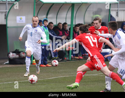 Zenica, Bosnien und Herzegowina. 23 Mär, 2018. Darko Todorovic (1 L) von Bosnien und Herzegowina (BiH) steuert die Kugel während der UEFA EURO 2019 U21-Qualifikation Gruppe 8 Match zwischen BiH und Wales am FF BH Fußball Training Center in Zenica, Bosnien und Herzegowina, am 23. März 2018. Bosnien und Herzegowina gewann 1:0. Credit: Haris Memija/Xinhua/Alamy leben Nachrichten Stockfoto