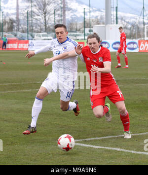 Zenica, Bosnien und Herzegowina. 23 Mär, 2018. Demir Peco (L) von Bosnien und Herzegowina (BiH) Mias mit Aaron Lewis von Wales während der UEFA EURO 2019 U21-Qualifikation Gruppe 8 Match zwischen BiH und Wales am FF BH Fußball Training Center in Zenica, Bosnien und Herzegowina, am 23. März 2018. Bosnien und Herzegowina gewann 1:0. Credit: Haris Memija/Xinhua/Alamy leben Nachrichten Stockfoto