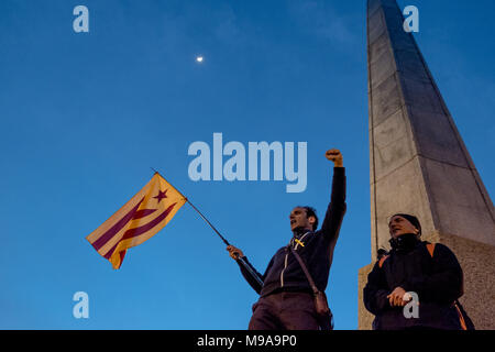 Barcelona, Katalonien, Spanien. 23 Mär, 2018. Eine Demonstrantin mit einem katalanischen Flagge gesehen beim Anheben der Faust. Wenige Stunden nach dem neuen Satz der Untersuchungshaft für die Mitglieder der Katalanischen Regierung, Hunderte Menschen auf die Straße gegangen, um gegen die Urteile des Richters Pablo Llarena zu protestieren. Credit: Paco Freire/SOPA Images/ZUMA Draht/Alamy leben Nachrichten Stockfoto