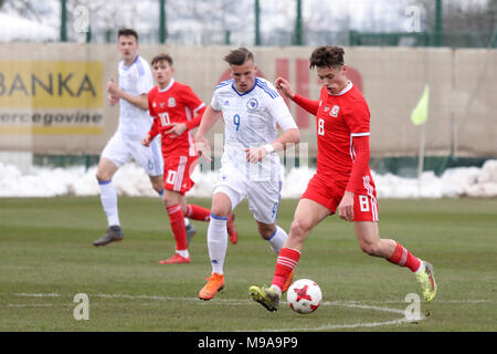 Zenica, Bosnien und Herzegowina. 23 Mär, 2018. Jack Evans (1. R) von Wales Mias mit Ermedin Demirovic (2. R) von Bosnien und Herzegowina (BiH) während der UEFA EURO 2019 U21-Qualifikation Gruppe 8 Match zwischen BiH und Wales am FF BH Fußball Training Center in Zenica, Bosnien und Herzegowina, am 23. März 2018. Bosnien und Herzegowina gewann 1:0. Credit: Haris Memija/Xinhua/Alamy leben Nachrichten Stockfoto