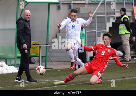 Zenica, Bosnien und Herzegowina. 23 Mär, 2018. Demir Peco (L) von Bosnien und Herzegowina (BiH) wird von Jack Evans von Wales während der UEFA EURO 2019 U21-Qualifikation Gruppe 8 Match zwischen BiH und Wales am FF BH Fußball Training Center in Zenica, Bosnien und Herzegowina, am 23. März 2018 in Angriff genommen. Bosnien und Herzegowina gewann 1:0. Credit: Haris Memija/Xinhua/Alamy leben Nachrichten Stockfoto